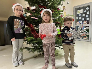 WSPOLNE-UBIERANIE-CHOINKI-W-HOLU-NASZEGO-PRZEDSZKOLA-7