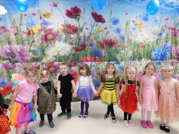 Dzieci-w-kolorowych-przebraniach-bawia-sie-podczas-balu-karnawalowego-w-przedszkolu-2