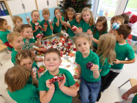 Dzieci-ubieraja-choinke-w-grupie-Jagodek-1