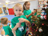 Dzieci-ubieraja-choinke-w-grupie-Jagodek-10