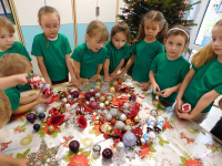 Dzieci-ubieraja-choinke-w-grupie-Jagodek-2