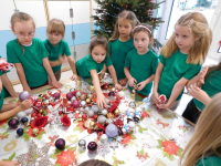 Dzieci-ubieraja-choinke-w-grupie-Jagodek-3