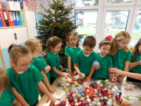 Dzieci-ubieraja-choinke-w-grupie-Jagodek-4