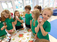 Dzieci-ubieraja-choinke-w-grupie-Jagodek-5