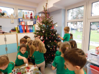 Dzieci-ubieraja-choinke-w-grupie-Jagodek-7