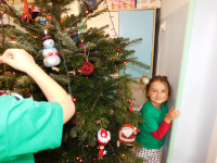 Dzieci-ubieraja-choinke-w-grupie-Jagodek-9