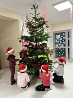 WSPOLNE-UBIERANIE-CHOINKI-W-HOLU-NASZEGO-PRZEDSZKOLA-2