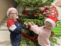 WSPOLNE-UBIERANIE-CHOINKI-W-HOLU-NASZEGO-PRZEDSZKOLA-3