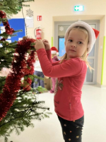 WSPOLNE-UBIERANIE-CHOINKI-W-HOLU-NASZEGO-PRZEDSZKOLA-4