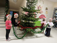 WSPOLNE-UBIERANIE-CHOINKI-W-HOLU-NASZEGO-PRZEDSZKOLA-6