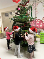 WSPOLNE-UBIERANIE-CHOINKI-W-HOLU-NASZEGO-PRZEDSZKOLA-8