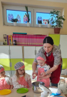 Dzieci-przygotowuja-ciasto-na-nalesniki-podczas-Dnia-Nalesnika-5