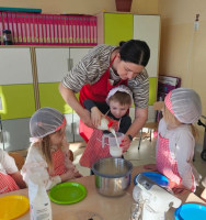 Dzieci-przygotowuja-ciasto-na-nalesniki-podczas-Dnia-Nalesnika-8