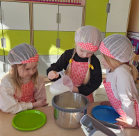 Dzieci-przygotowuja-ciasto-na-nalesniki-podczas-Dnia-Nalesnika-9