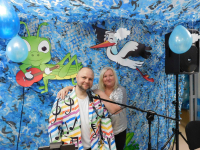 Dzieci-w-kolorowych-przebraniach-bawia-sie-podczas-balu-karnawalowego-w-przedszkolu-1