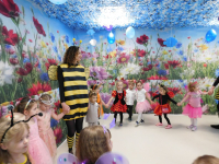 Dzieci-w-kolorowych-przebraniach-bawia-sie-podczas-balu-karnawalowego-w-przedszkolu-10