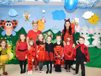 Dzieci-w-kolorowych-przebraniach-bawia-sie-podczas-balu-karnawalowego-w-przedszkolu-3