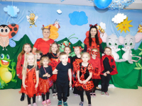 Dzieci-w-kolorowych-przebraniach-bawia-sie-podczas-balu-karnawalowego-w-przedszkolu-4