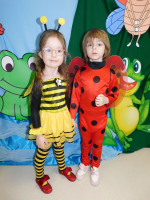 Dzieci-w-kolorowych-przebraniach-bawia-sie-podczas-balu-karnawalowego-w-przedszkolu-5