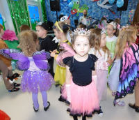 Dzieci-w-kolorowych-przebraniach-bawia-sie-podczas-balu-karnawalowego-w-przedszkolu-6