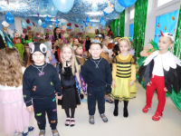 Dzieci-w-kolorowych-przebraniach-bawia-sie-podczas-balu-karnawalowego-w-przedszkolu-8
