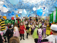 Dzieci-w-kolorowych-przebraniach-bawia-sie-podczas-balu-karnawalowego-w-przedszkolu-9