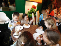 WIZYTA-PRZEDSZKOLAKOW-W-CUKIERNI-BANATKIEWICZ-10