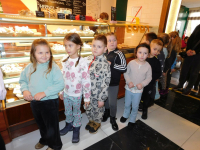 WIZYTA-PRZEDSZKOLAKOW-W-CUKIERNI-BANATKIEWICZ-4