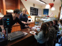 WIZYTA-PRZEDSZKOLAKOW-W-CUKIERNI-BANATKIEWICZ-5