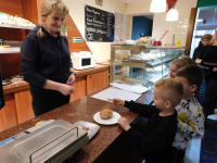 WIZYTA-PRZEDSZKOLAKOW-W-CUKIERNI-BANATKIEWICZ-7