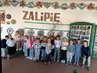 12-marca-grupa-Jabuszek-wybraa-si-na-wycieczk-do-Zalipia--synnej-malowanej-wsi-5