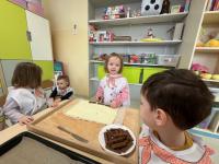 Dzieci przygotowały ciastka z czekoladą.