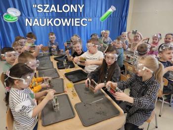 Zdjęcie przedstawia dzieci wykonujące eksperymenty chemiczne.