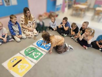 Przedszkolaki z grupy „Malinki” z zaangażowaniem wykonują ekologiczne zadania edukacyjne.