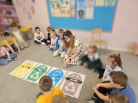 Przedszkolaki z grupy „Malinki” z zaangażowaniem wykonują ekologiczne zadania edukacyjne.