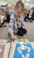 Przedszkolaki z grupy „Malinki” z zaangażowaniem wykonują ekologiczne zadania edukacyjne.