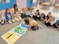 Przedszkolaki z grupy „Malinki” z zaangażowaniem wykonują ekologiczne zadania edukacyjne.