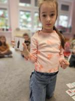 Przedszkolaki z grupy „Malinki” z zaangażowaniem wykonują ekologiczne zadania edukacyjne.