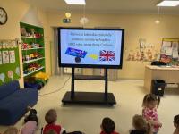 Przedszkolaki oglądają film edukacyjny o tym, jak powstaje czekolada.