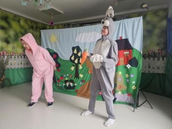 „Mała scena, wielkie przesłanie – teatrzyk o Prosiaczku Brudasku”