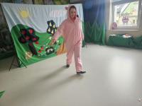 „Mała scena, wielkie przesłanie – teatrzyk o Prosiaczku Brudasku”