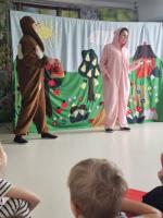 „Mała scena, wielkie przesłanie – teatrzyk o Prosiaczku Brudasku”