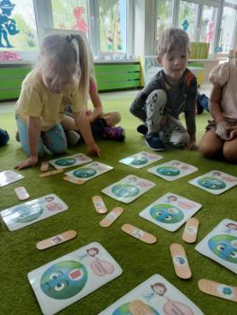22 kwietnia obchodziliśmy Dzień Ziemi. W ramach obchodów odbyły się zajęcia edukacyjne, mające na celu rozwijanie świadomości ekologicznej u dzieci. Przedszkolaki poznawały sposoby dbania o przyrodę, wyruszyliśmy także na wiosenny spacer, na którym doświadczyliśmy kontaktu z naturą, zbieraliśmy różnorodne skarby, by potem włączyć kreatywność i stworzyć wiosenne obrazy. 