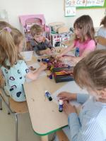 22 kwietnia obchodziliśmy Dzień Ziemi. W ramach obchodów odbyły się zajęcia edukacyjne, mające na celu rozwijanie świadomości ekologicznej u dzieci. Przedszkolaki poznawały sposoby dbania o przyrodę, wyruszyliśmy także na wiosenny spacer, na którym doświadczyliśmy kontaktu z naturą, zbieraliśmy różnorodne skarby, by potem włączyć kreatywność i stworzyć wiosenne obrazy. 
