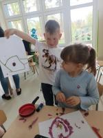 22 kwietnia obchodziliśmy Dzień Ziemi. W ramach obchodów odbyły się zajęcia edukacyjne, mające na celu rozwijanie świadomości ekologicznej u dzieci. Przedszkolaki poznawały sposoby dbania o przyrodę, wyruszyliśmy także na wiosenny spacer, na którym doświadczyliśmy kontaktu z naturą, zbieraliśmy różnorodne skarby, by potem włączyć kreatywność i stworzyć wiosenne obrazy. 