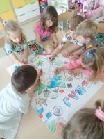22 kwietnia obchodziliśmy Dzień Ziemi. W ramach obchodów odbyły się zajęcia edukacyjne, mające na celu rozwijanie świadomości ekologicznej u dzieci. Przedszkolaki poznawały sposoby dbania o przyrodę, wyruszyliśmy także na wiosenny spacer, na którym doświadczyliśmy kontaktu z naturą, zbieraliśmy różnorodne skarby, by potem włączyć kreatywność i stworzyć wiosenne obrazy. 