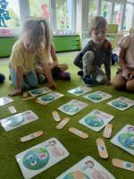 22 kwietnia obchodziliśmy Dzień Ziemi. W ramach obchodów odbyły się zajęcia edukacyjne, mające na celu rozwijanie świadomości ekologicznej u dzieci. Przedszkolaki poznawały sposoby dbania o przyrodę, wyruszyliśmy także na wiosenny spacer, na którym doświadczyliśmy kontaktu z naturą, zbieraliśmy różnorodne skarby, by potem włączyć kreatywność i stworzyć wiosenne obrazy. 