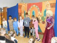 Teatralna podróż Jagódek – biblioteka pełna czarów