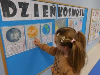 Dzieci z grupy Jagódki podczas zajęć o kosmosie – wspólna zabawa, prace plastyczne i nauka o planetach.
