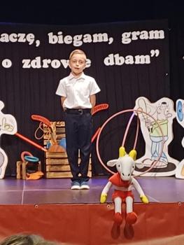 Wiersze, brawa i emocje – Krystian dumnie reprezentował przedszkole!